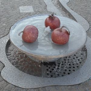 Wasserspiel auf dem Markt „Die tanzenden Äpfel“