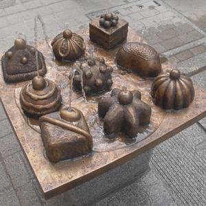 Pößneck, Breite Straße   Wasserspiel „Pössnecker Dreierlei“